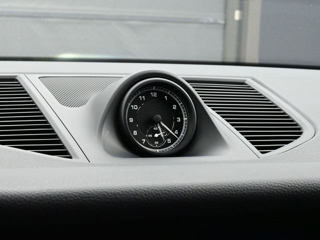 Used 2025 Porsche Macan image 12