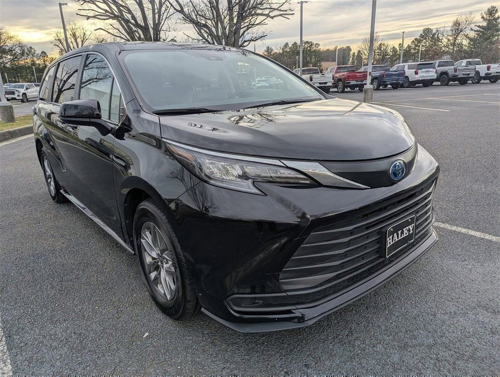 Used 2024 Toyota Sienna LE image 2