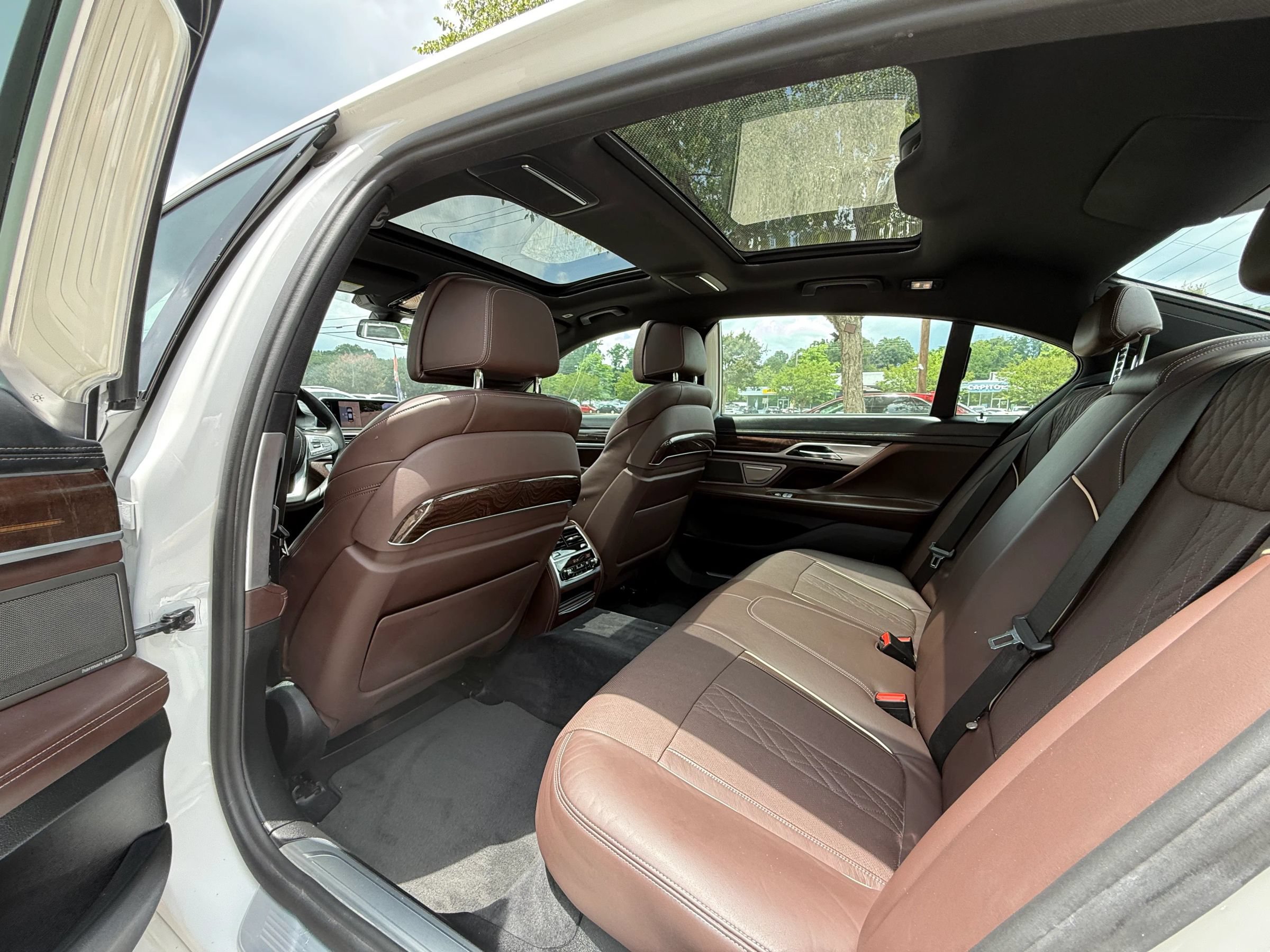 Used 2017 BMW 750i RWD image 11