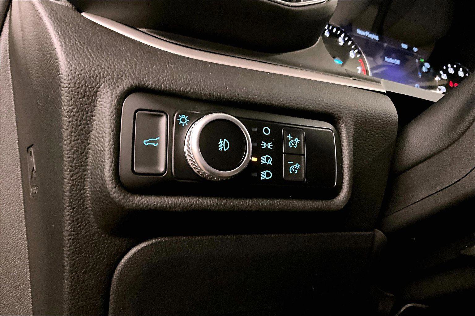 Used 2022 Ford Explorer XLT w/ Equipment Group 202A image 31