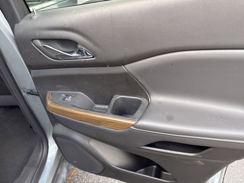 Used 2023 GMC Acadia SLE w/ Driver Convenience Package image 16