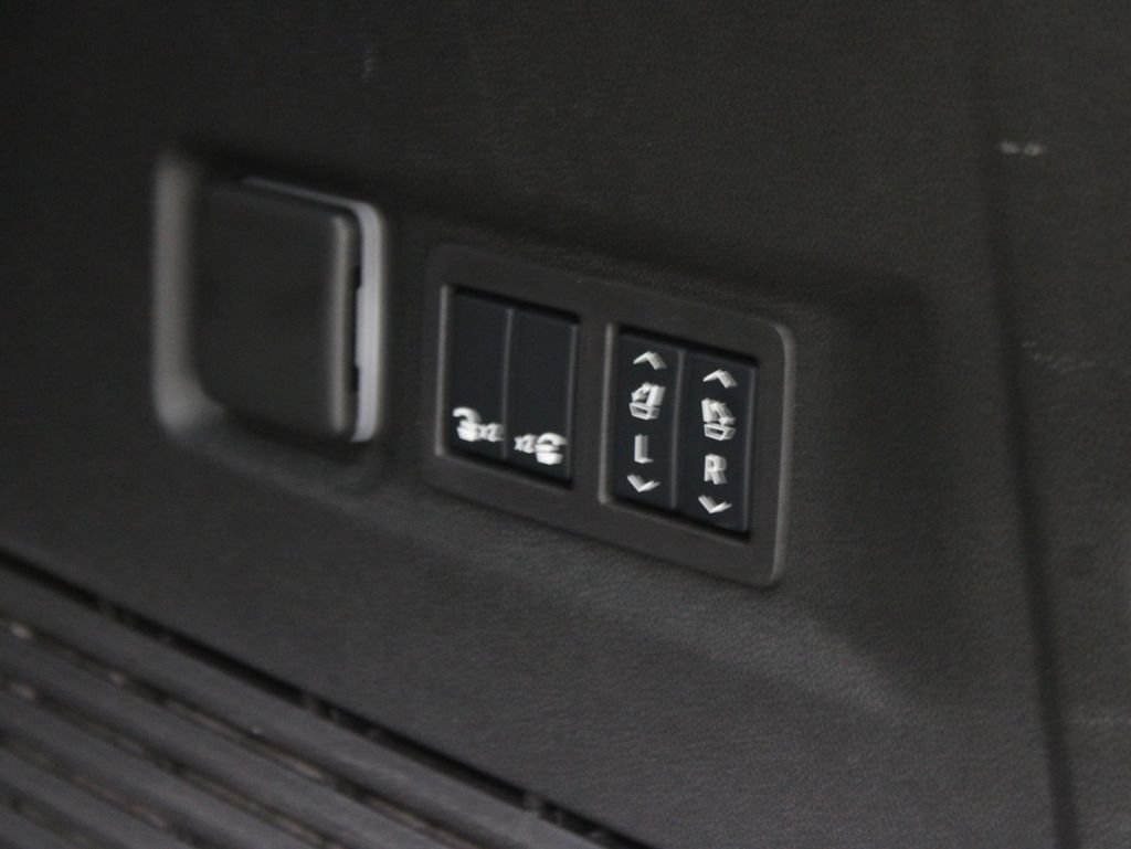 Used 2025 GMC Yukon XL Denali AWD/4WD image 46