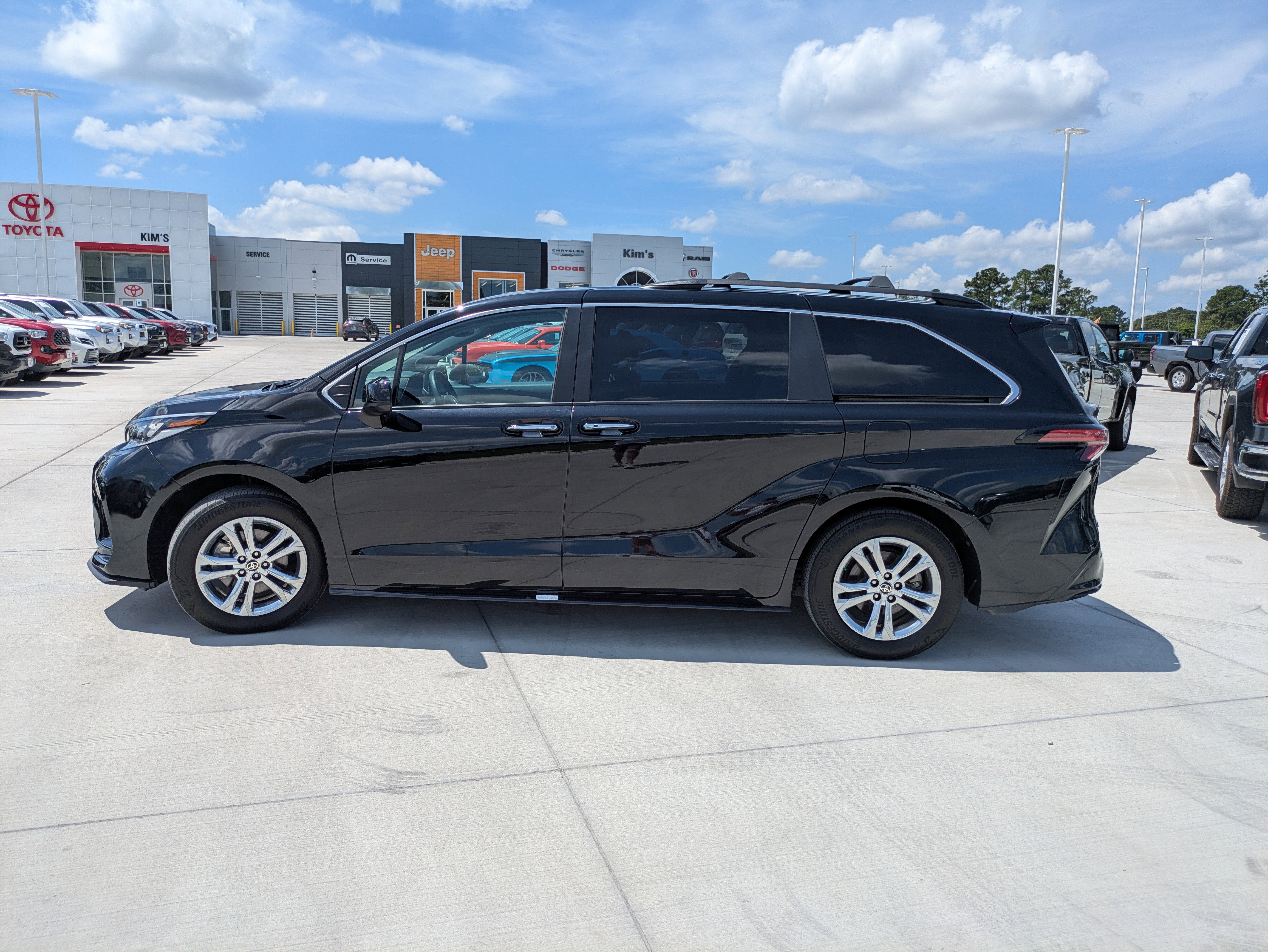 Certified 2023 Toyota Sienna XSE w/ XSE Plus Package image 4