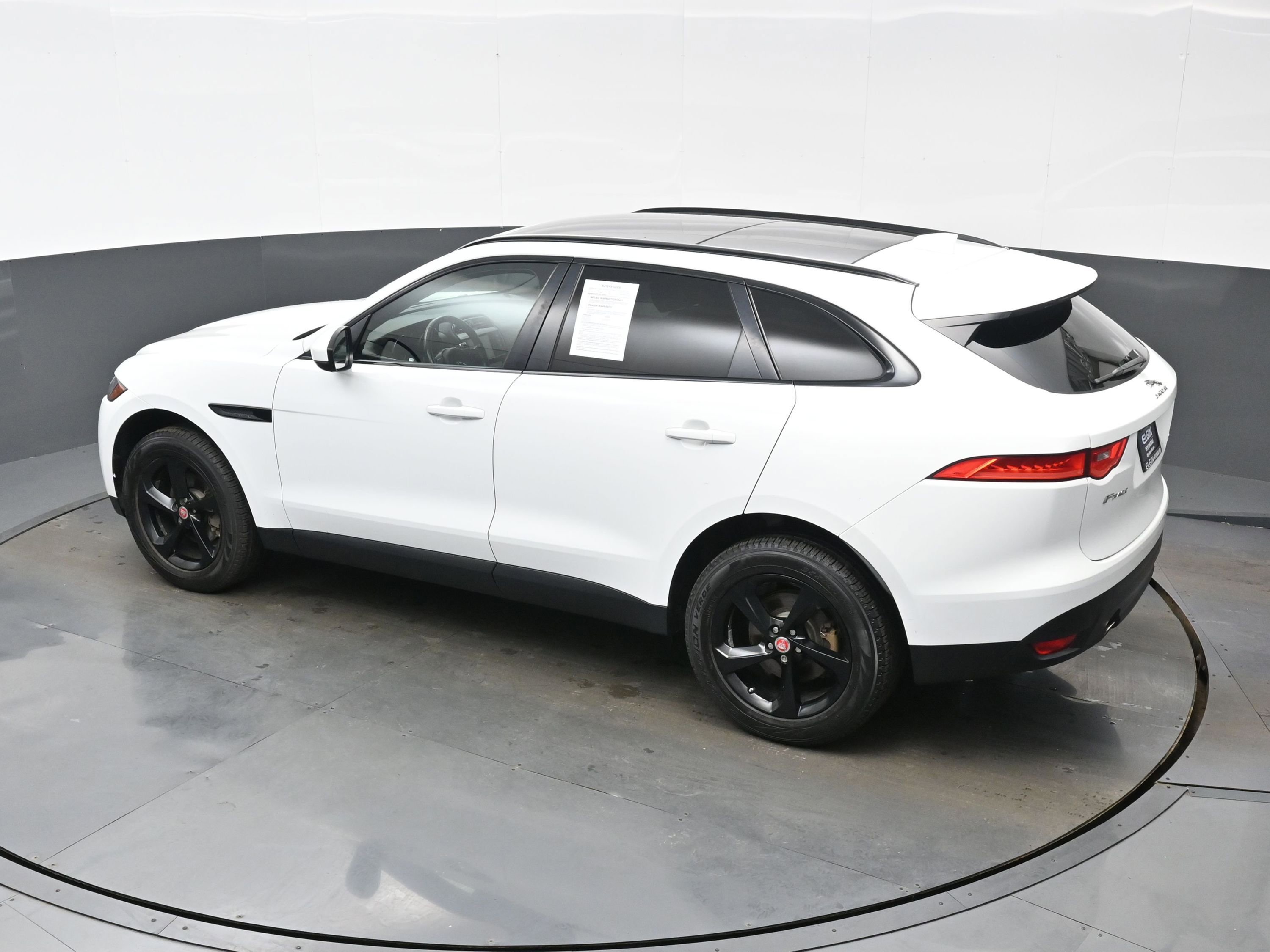 Used 2018 Jaguar F-PACE Premium image 36