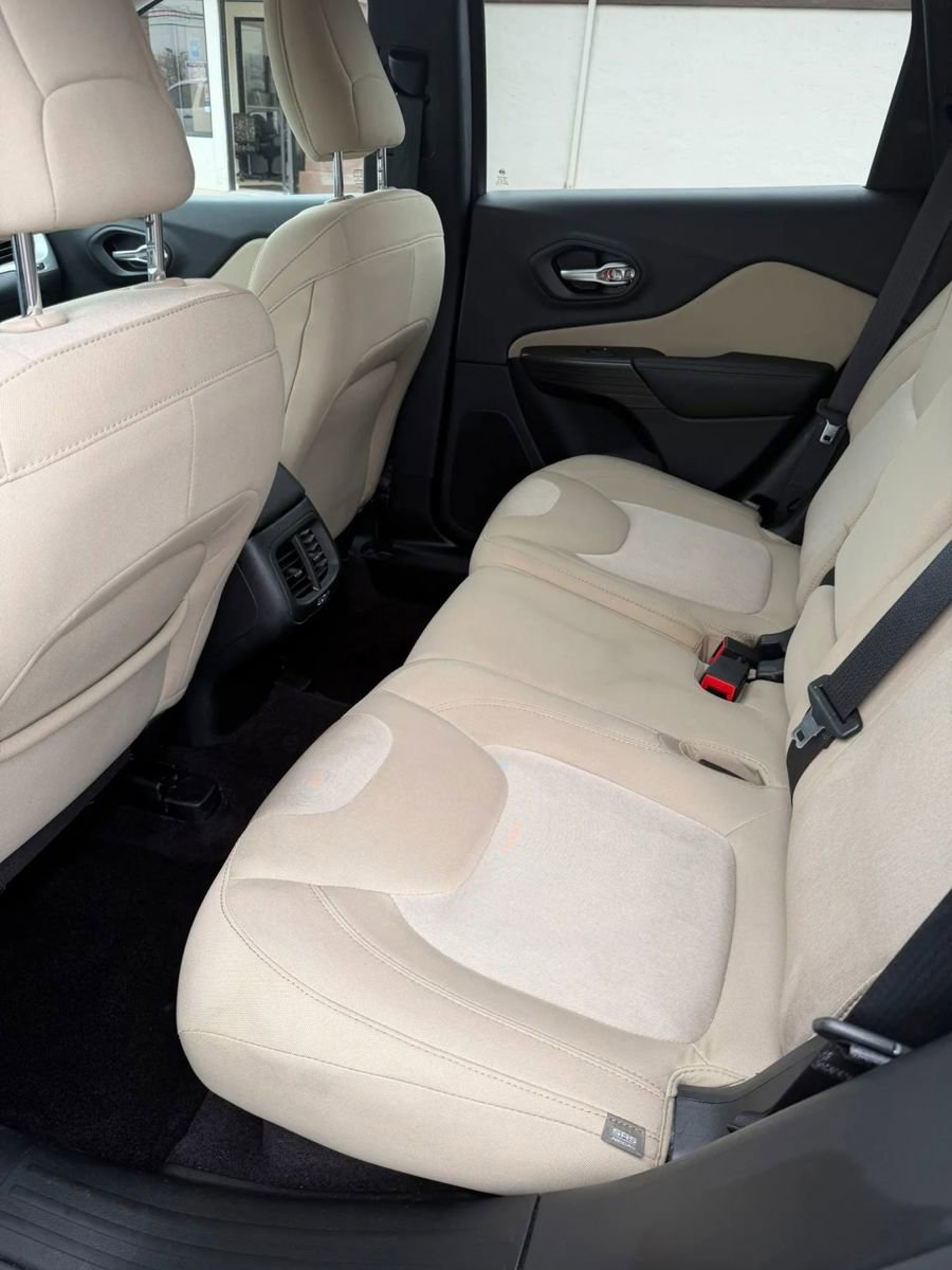 Used 2016 Jeep Cherokee Sport image 14