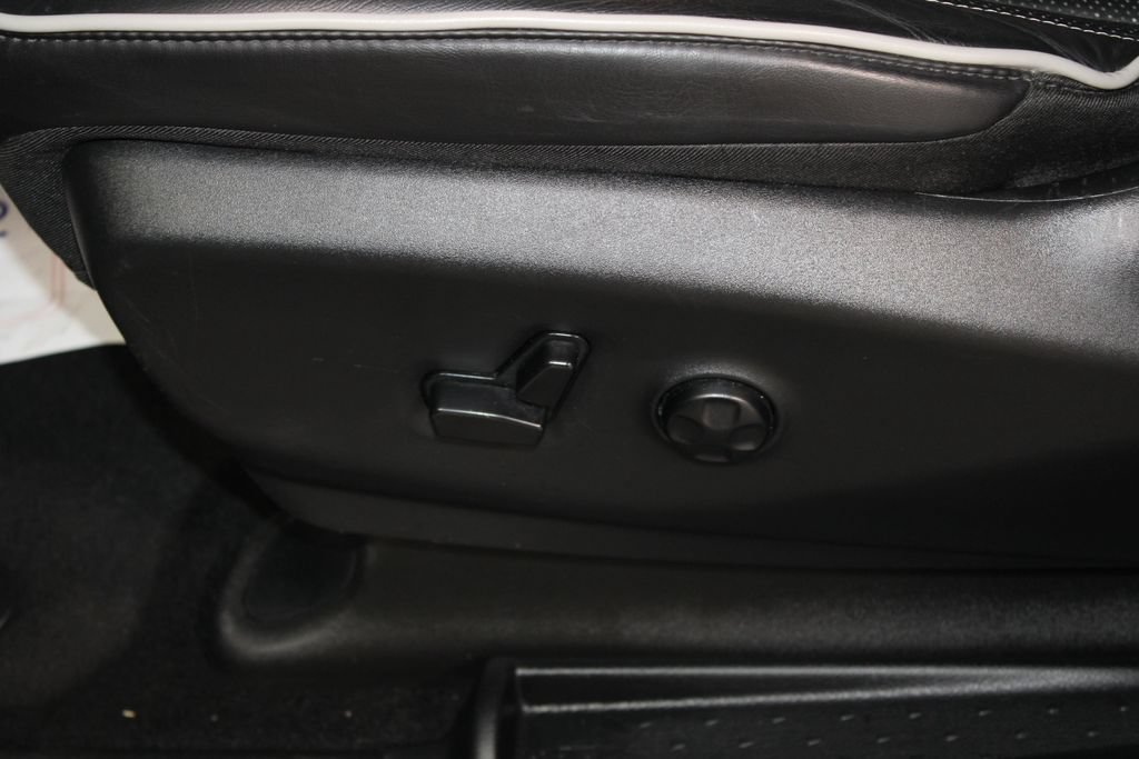 Used 2025 Chrysler Pacifica Limited FWD image 29