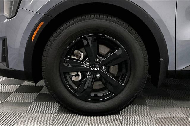 Used 2025 Kia Sorento LX image 9