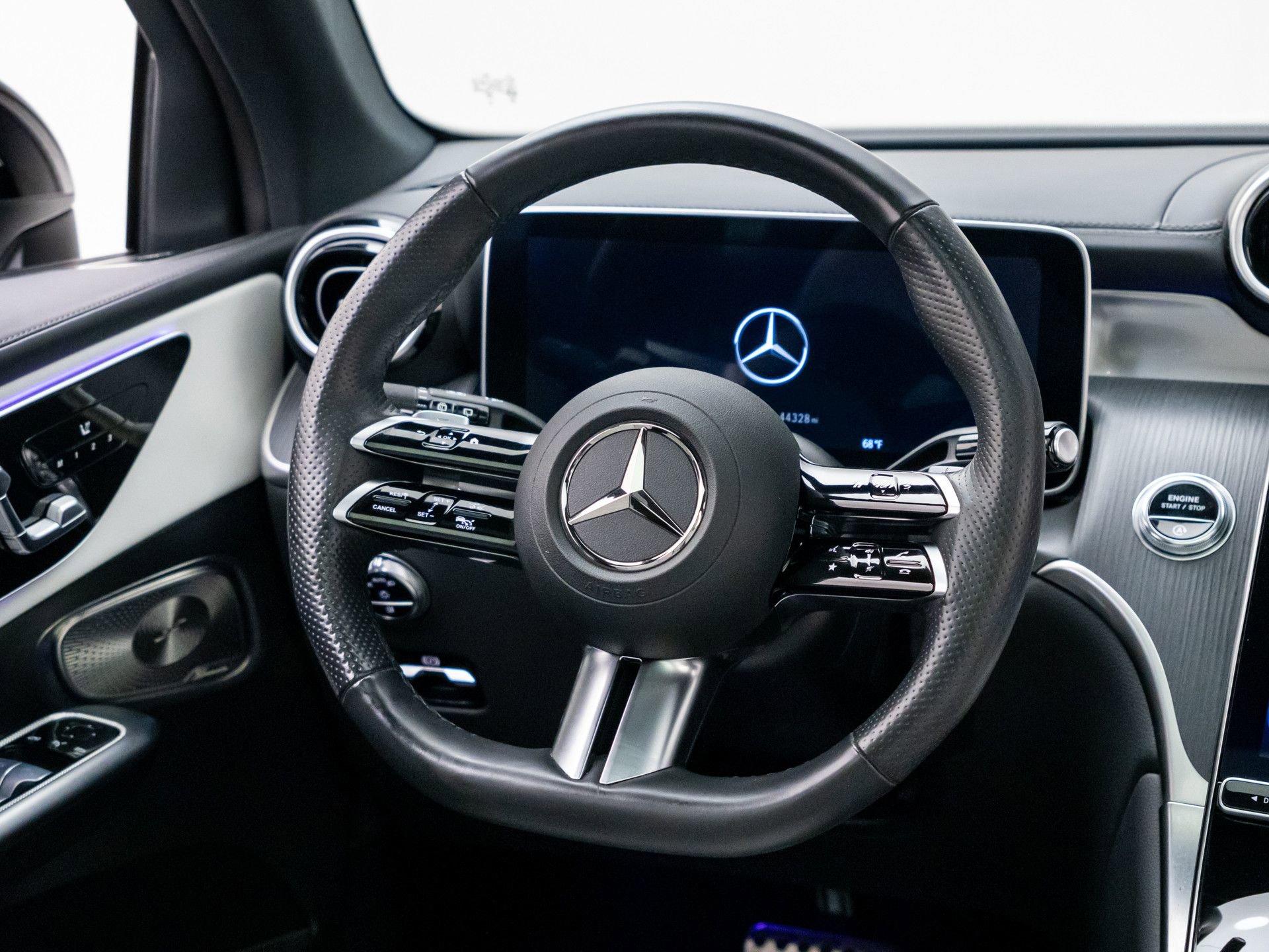 Used 2023 Mercedes-Benz GLC 300 4MATIC image 11