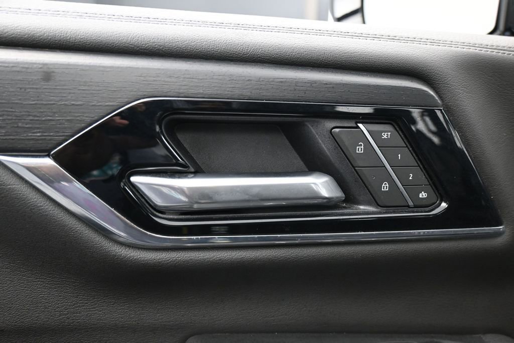 Used 2025 GMC Yukon XL Denali AWD/4WD image 14
