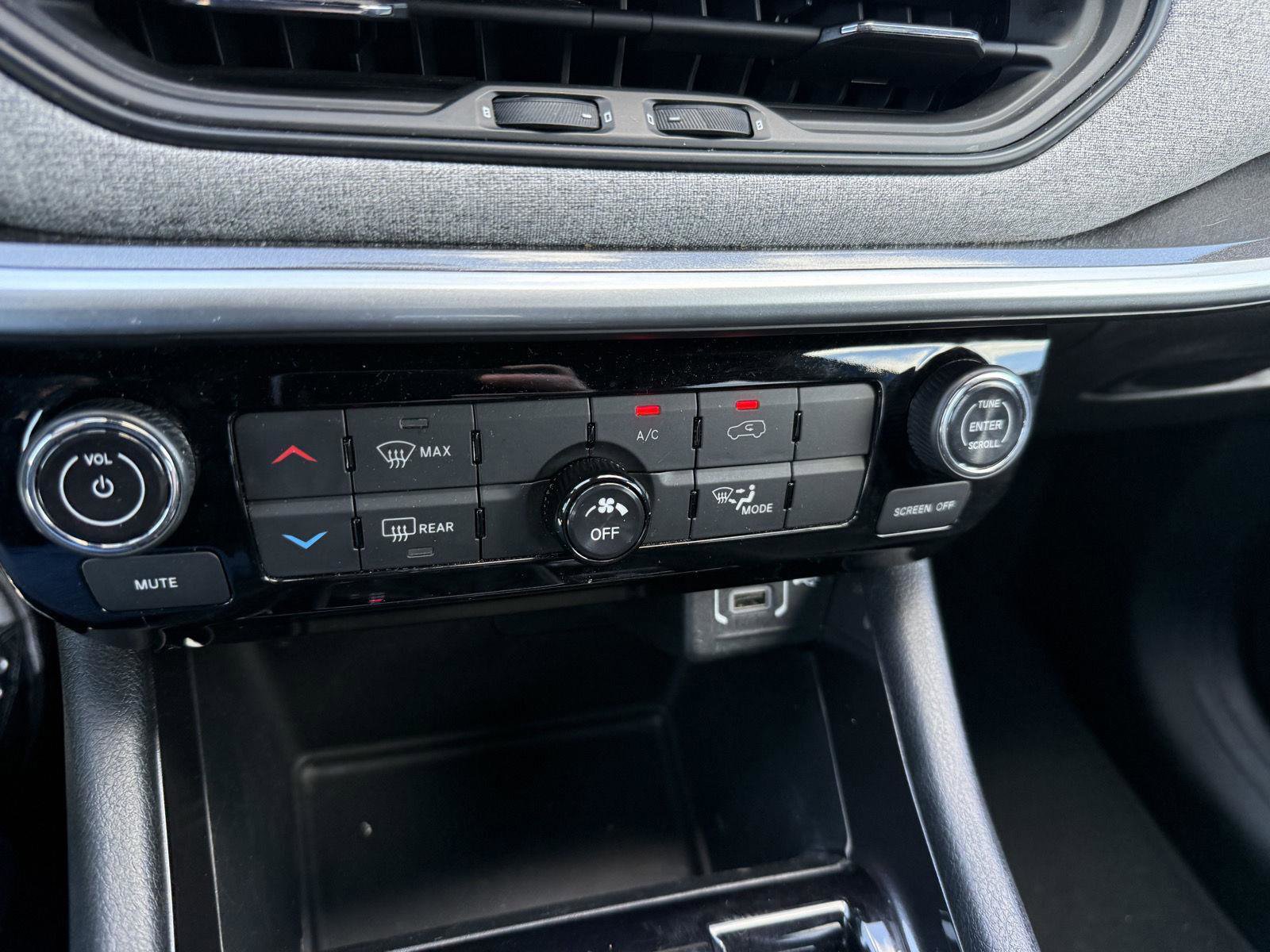 Certified 2024 Jeep Compass Latitude image 16