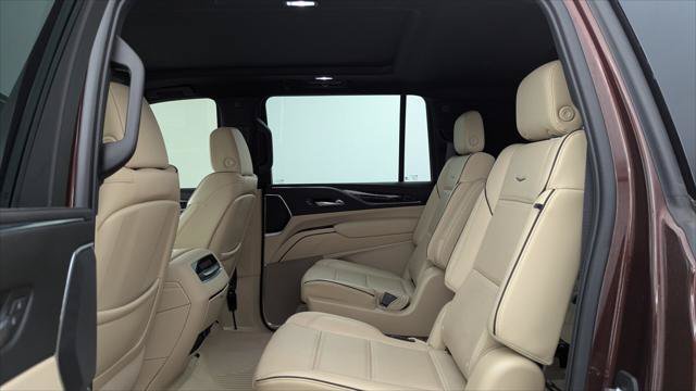 Used 2023 Cadillac Escalade ESV Premium Luxury w/ Performance Package AWD/4WD image 17