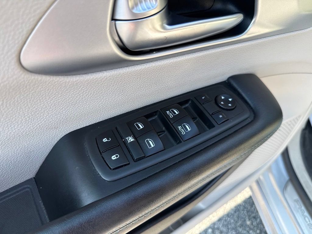 Used 2018 Chrysler Pacifica Limited FWD image 27