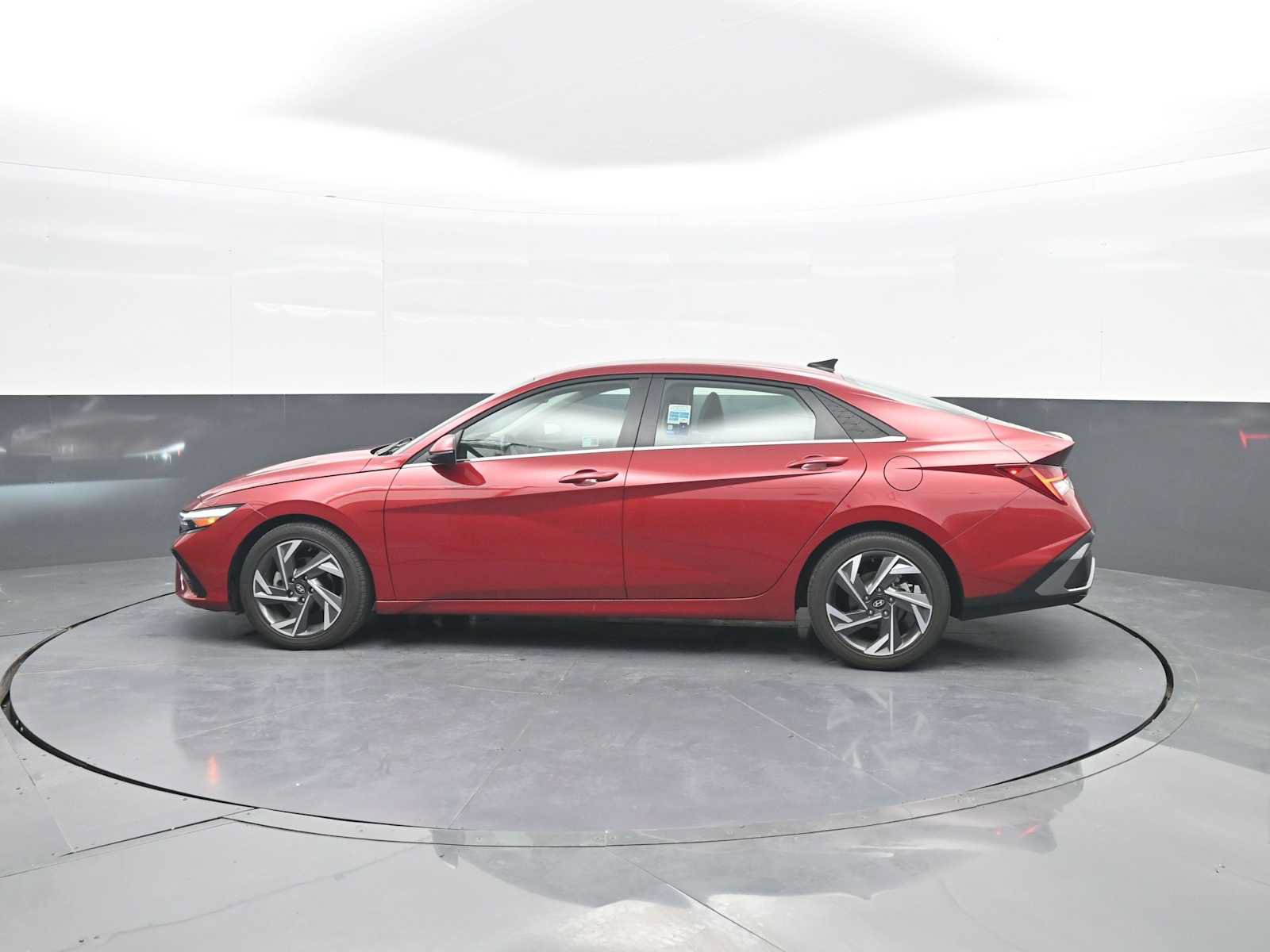 Used 2025 Hyundai Elantra Limited FWD image 5