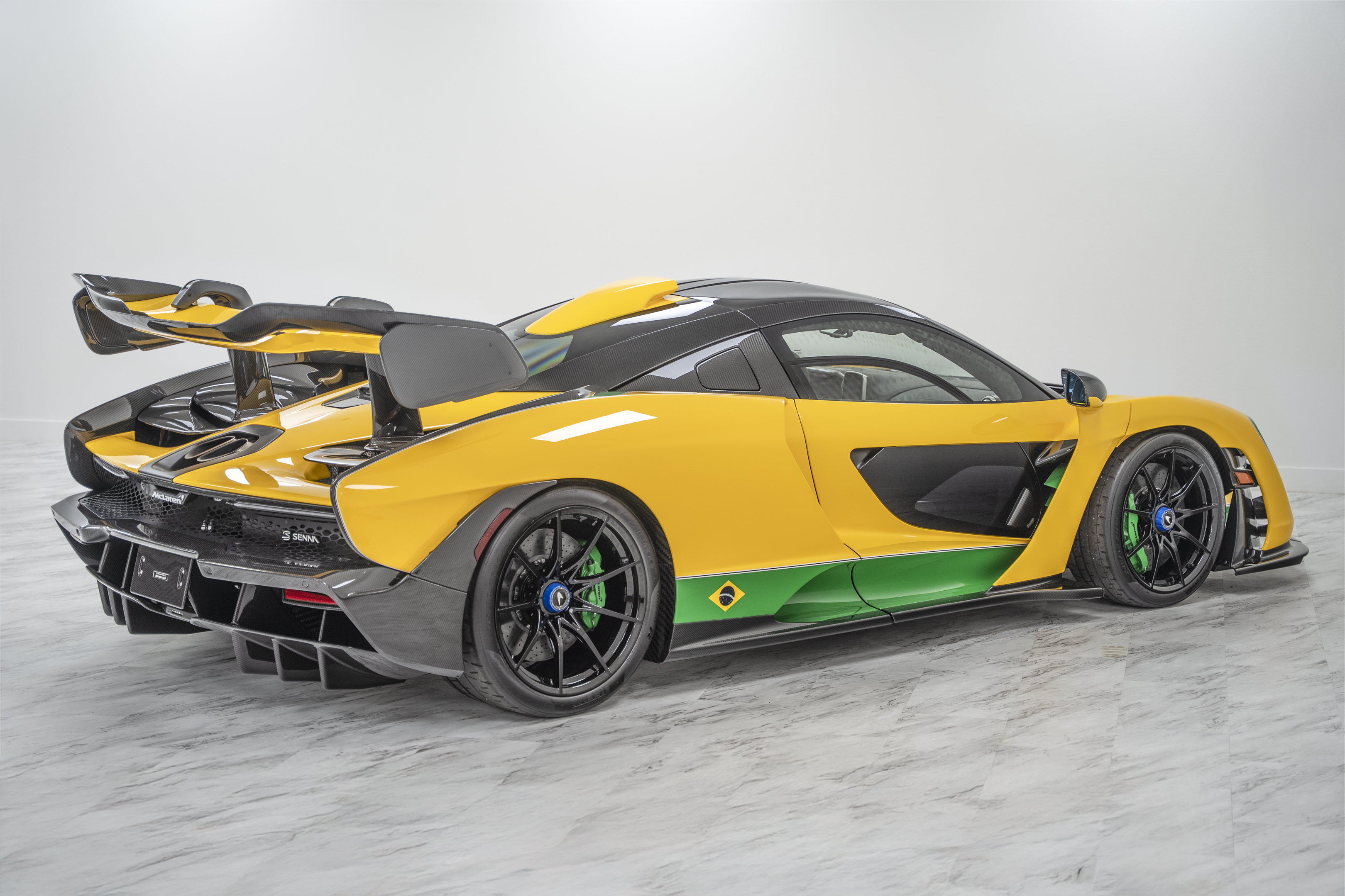 Used 2019 McLaren Senna RWD image 4