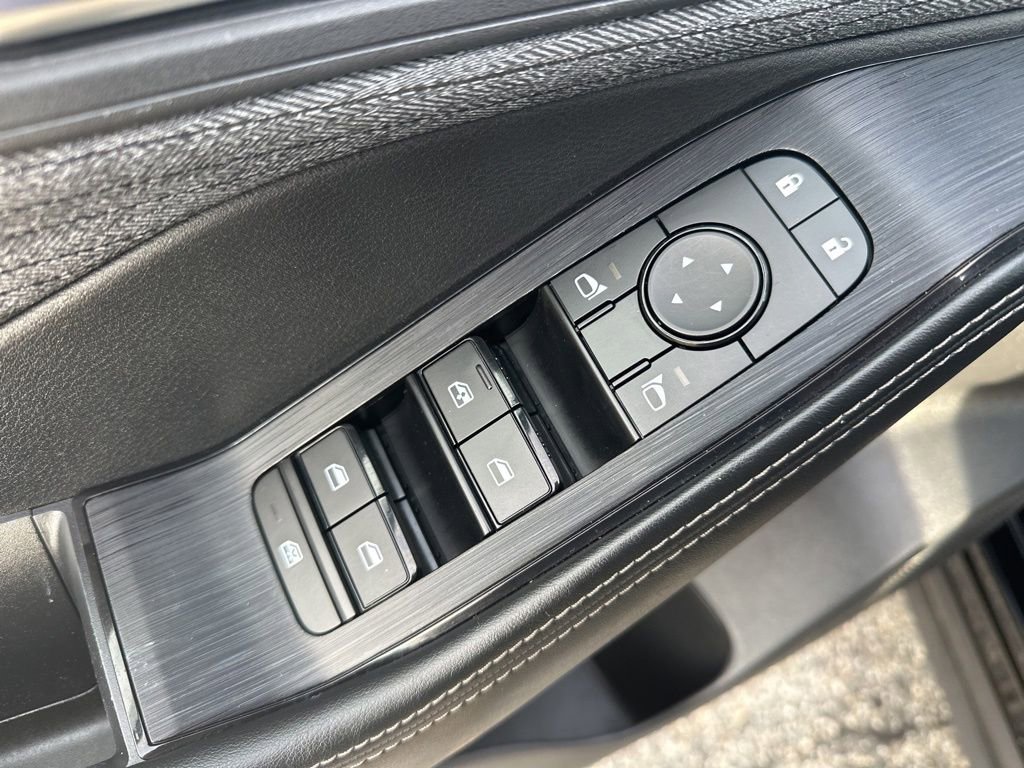 Used 2023 Nissan Rogue SV image 16