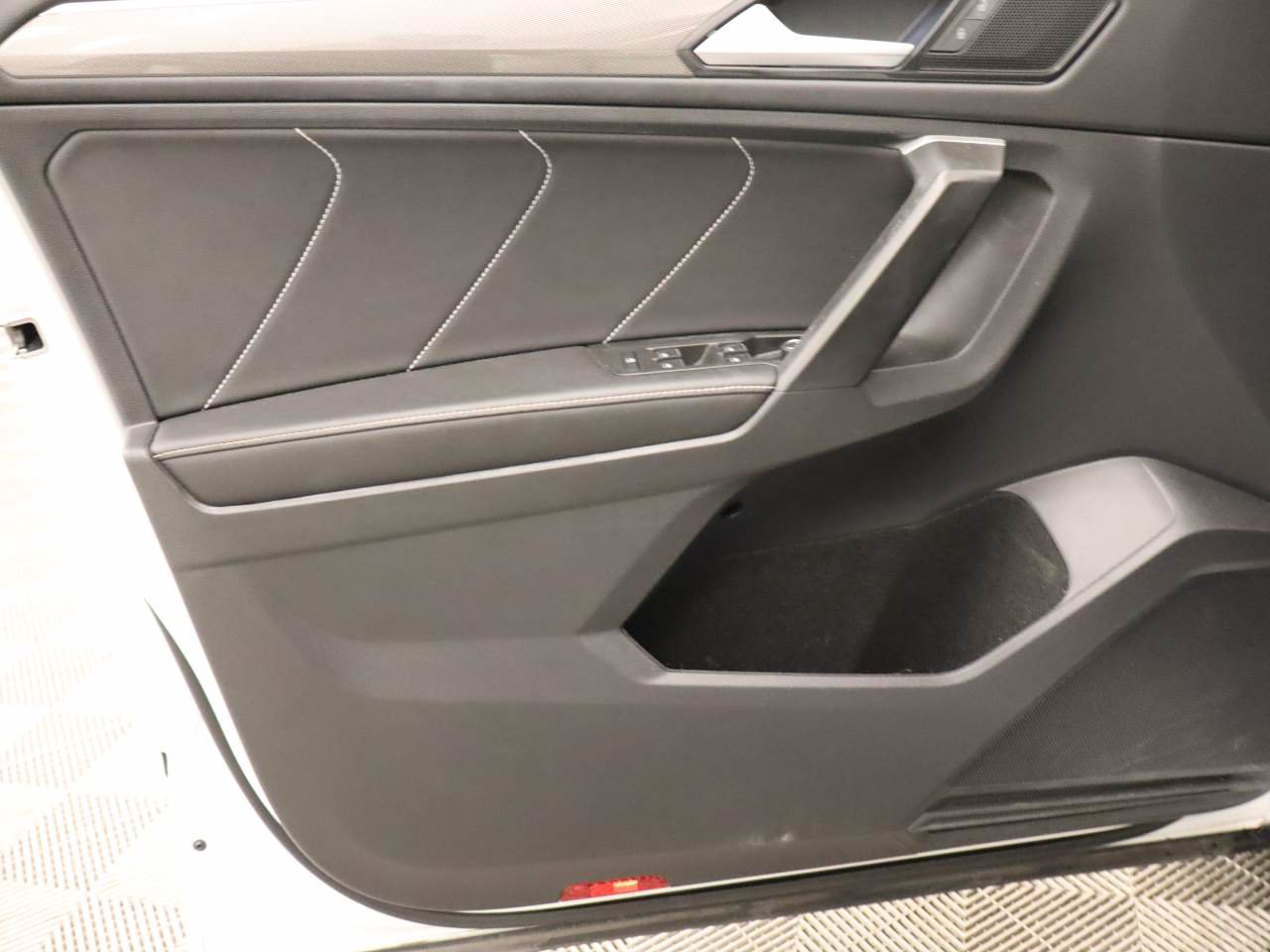 Used 2023 Volkswagen Tiguan SE R-Line FWD image 15