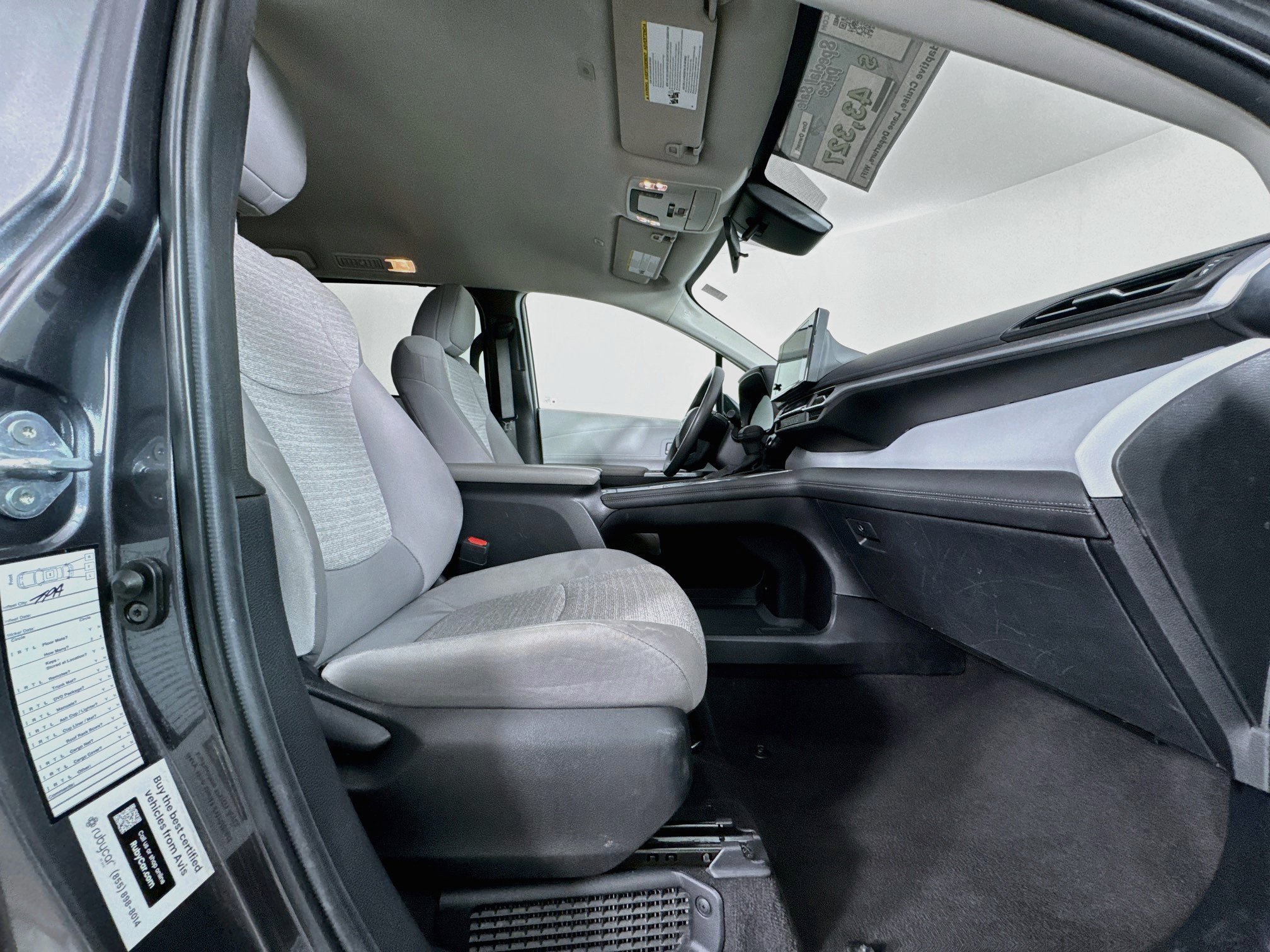 Certified 2025 Toyota Sienna LE FWD image 28