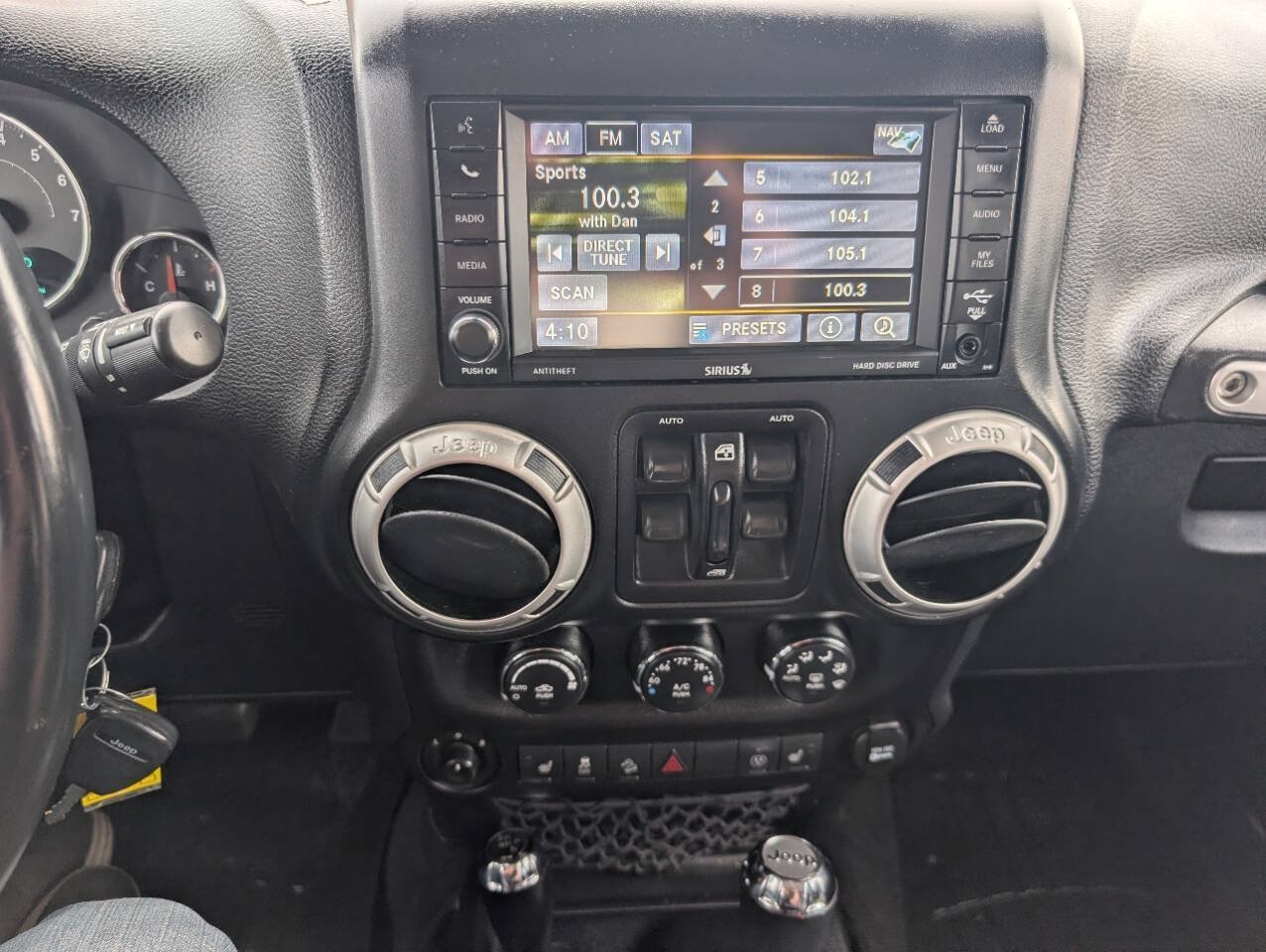 Used 2016 Jeep Wrangler Unlimited Sahara w/ Connectivity Group AWD/4WD image 16