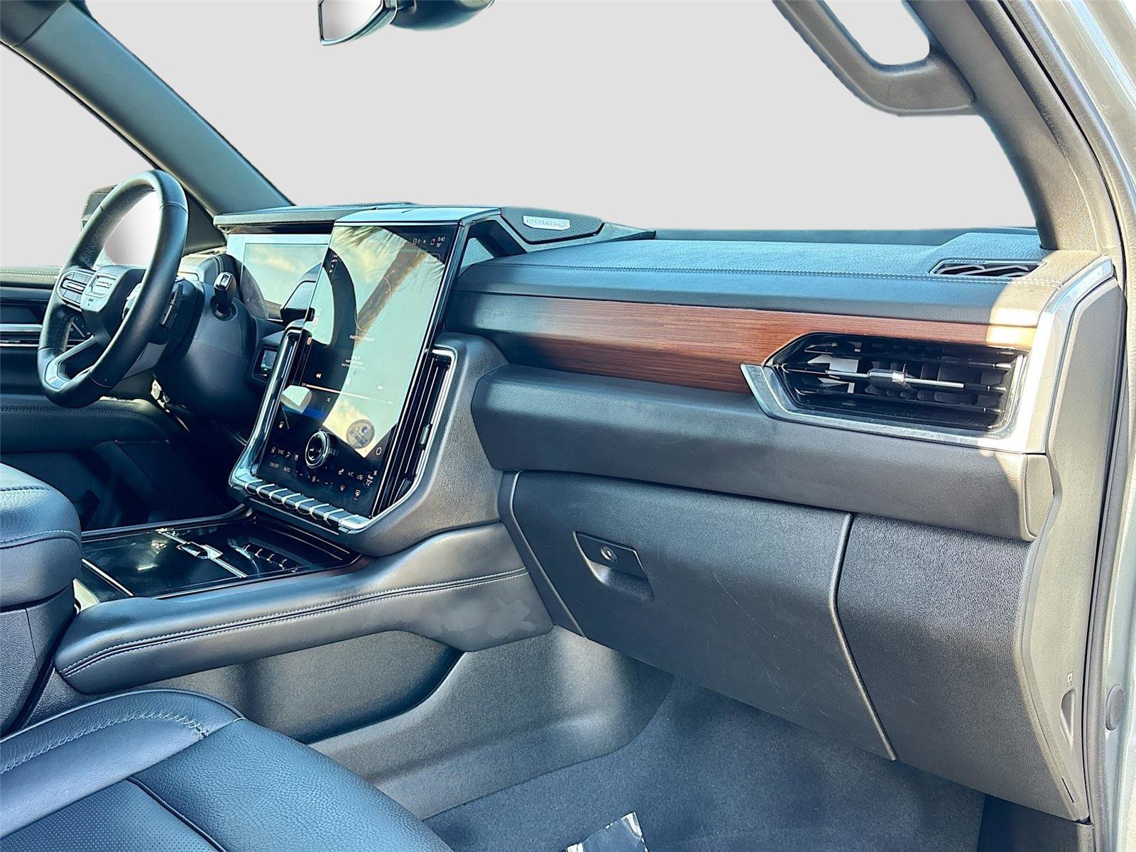 Used 2025 GMC Yukon Denali image 31