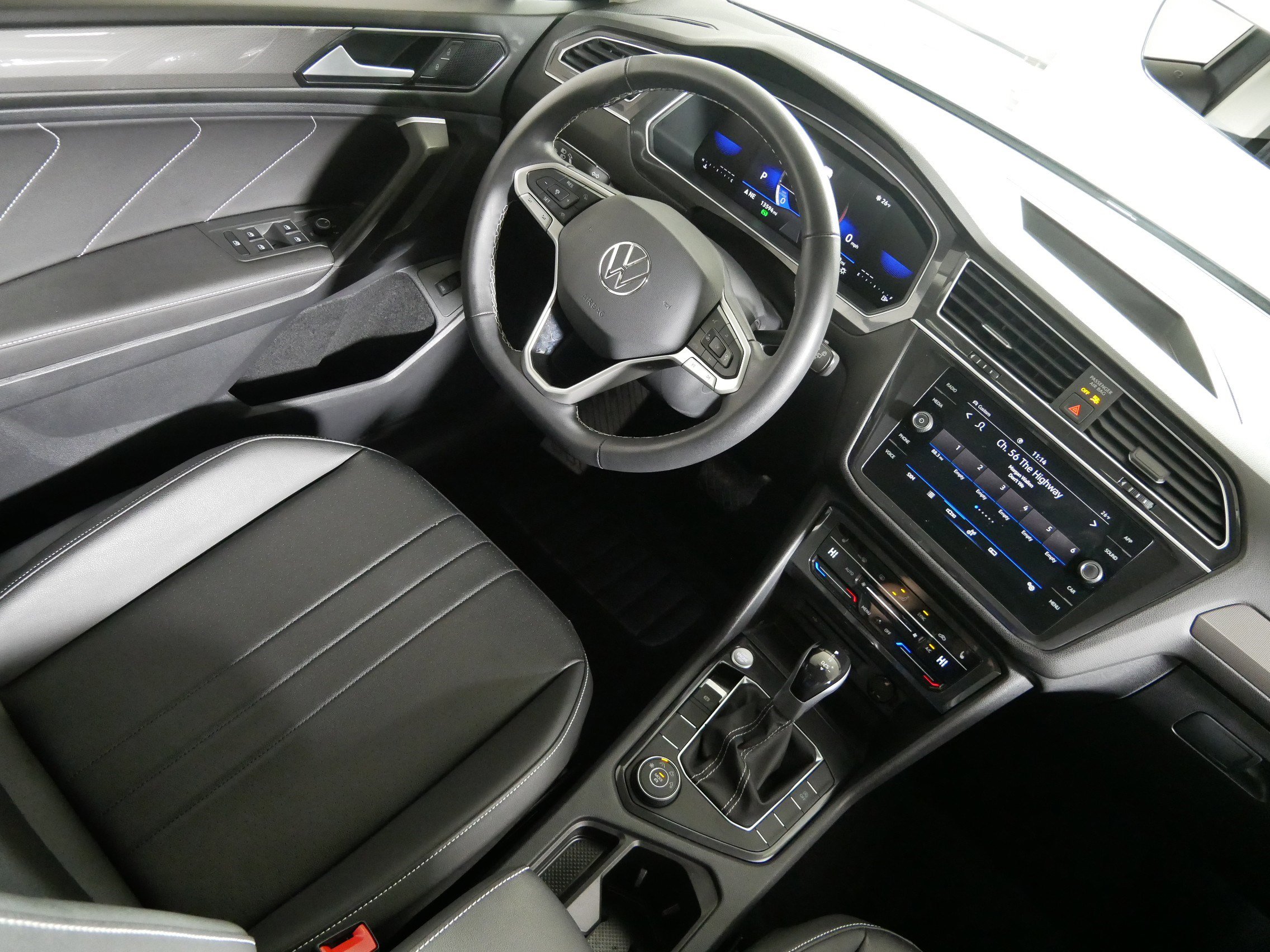 Used 2024 Volkswagen Tiguan SE w/ Panoramic Sunroof Package image 9