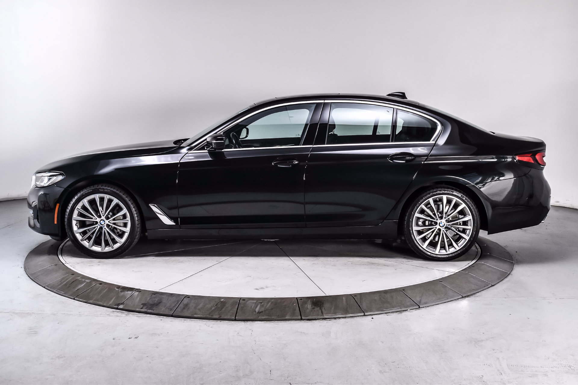 Used 2023 BMW 530i xDrive w/ Premium Package AWD/4WD image 3