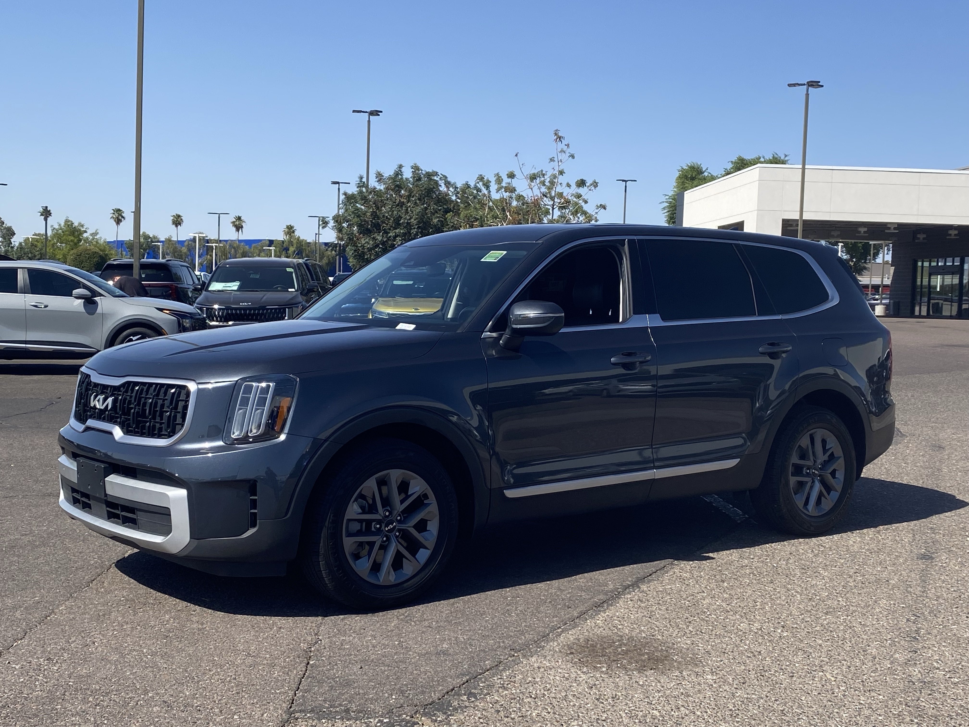 Certified 2024 Kia Telluride LX FWD image 2