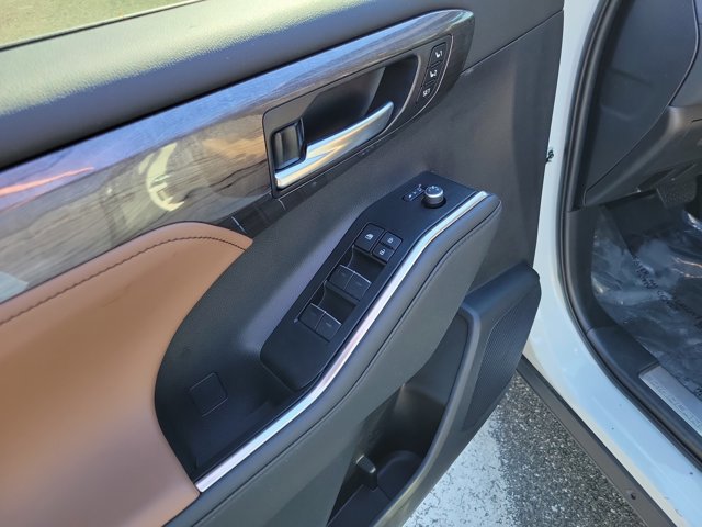 Used 2025 Toyota Highlander Limited image 17
