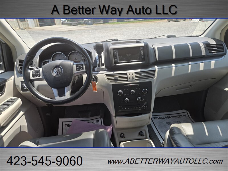 Used 2011 Volkswagen Routan SE FWD image 6