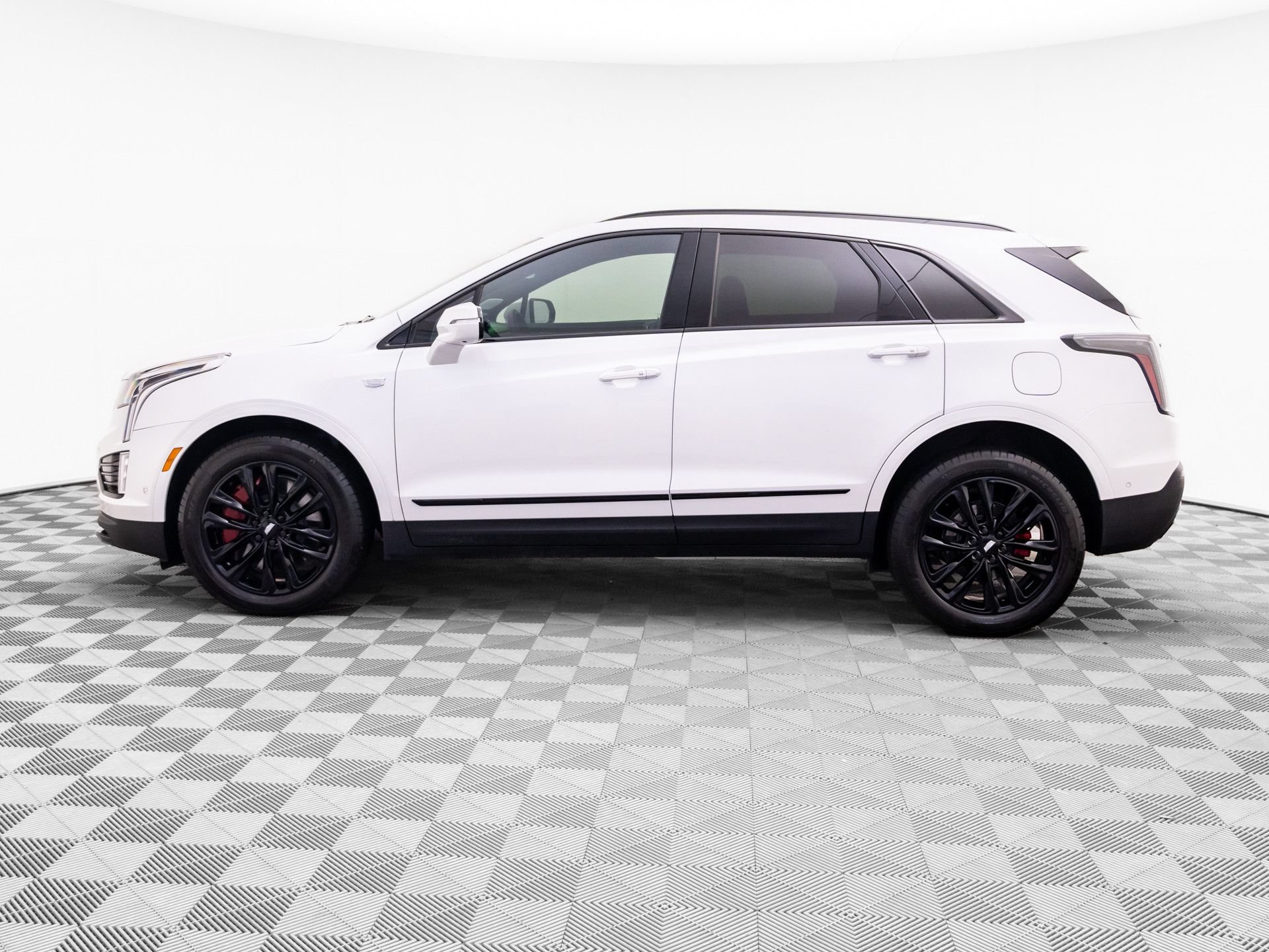 Certified 2026 Cadillac XT5 Sportv w/ LPO, Onyx Lite Package AWD/4WD image 2