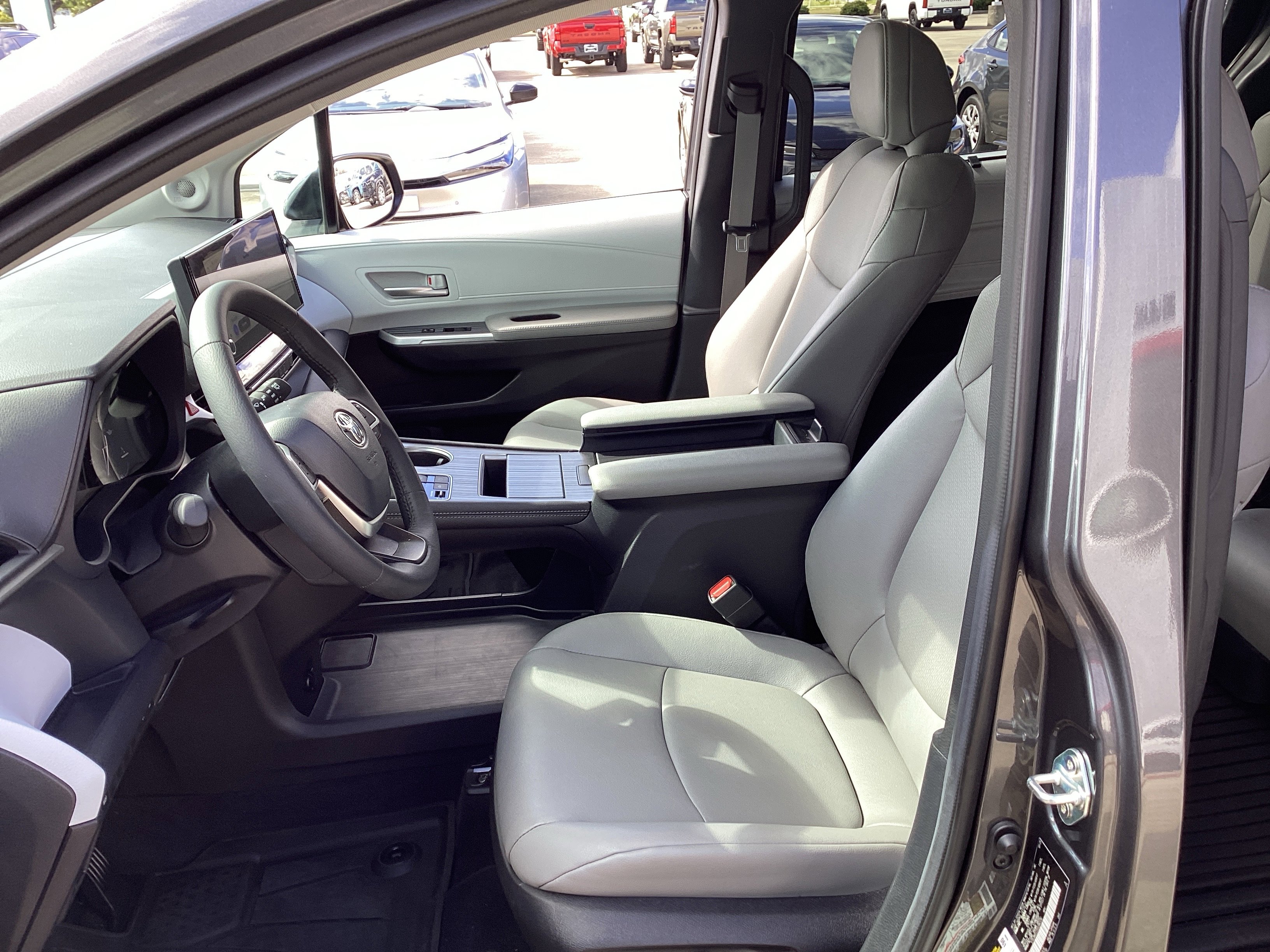 Used 2025 Toyota Sienna XLE w/ XLE Plus Package FWD image 16