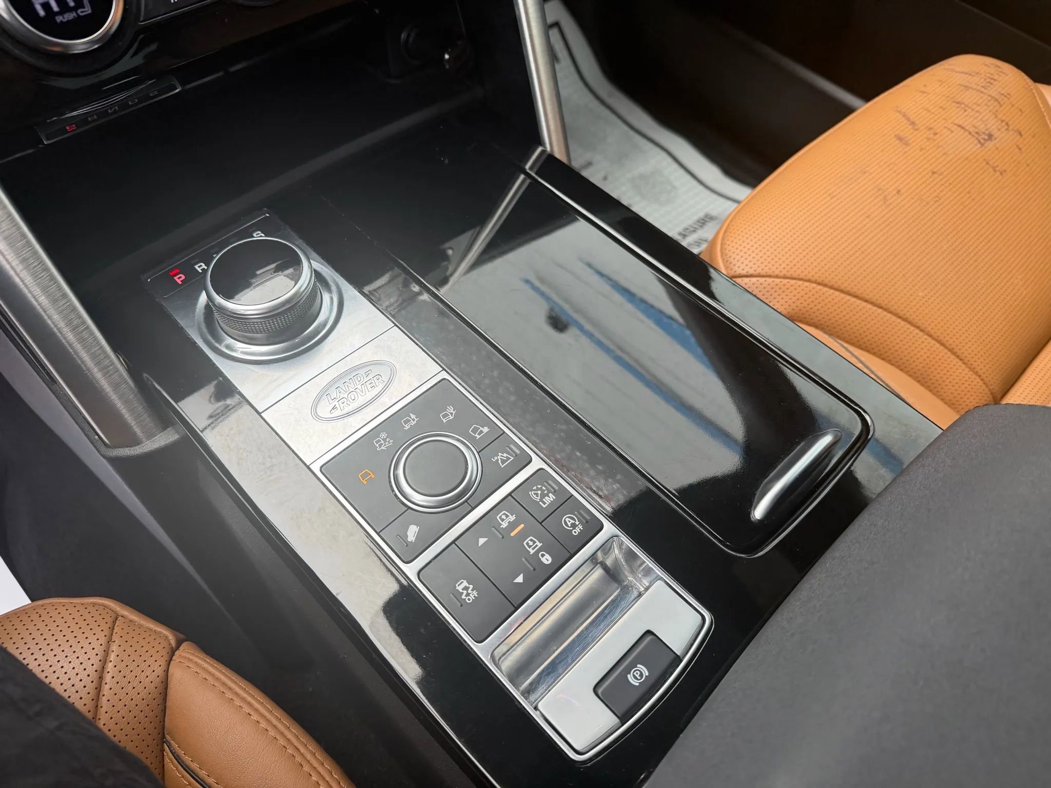 Used 2018 Land Rover Discovery HSE image 17