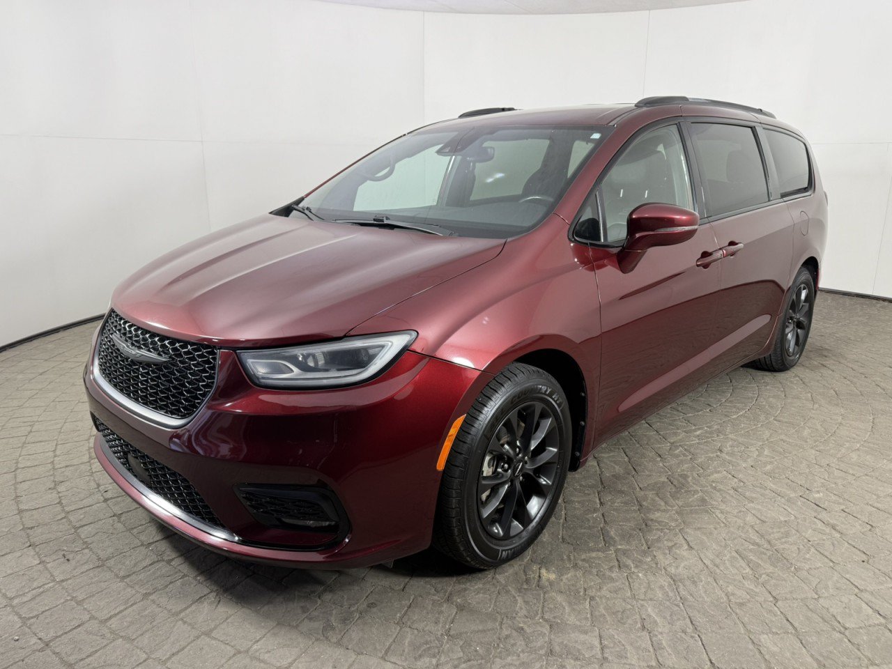 Used 2021 Chrysler Pacifica Touring-L w/ S Appearance Package FWD image 3