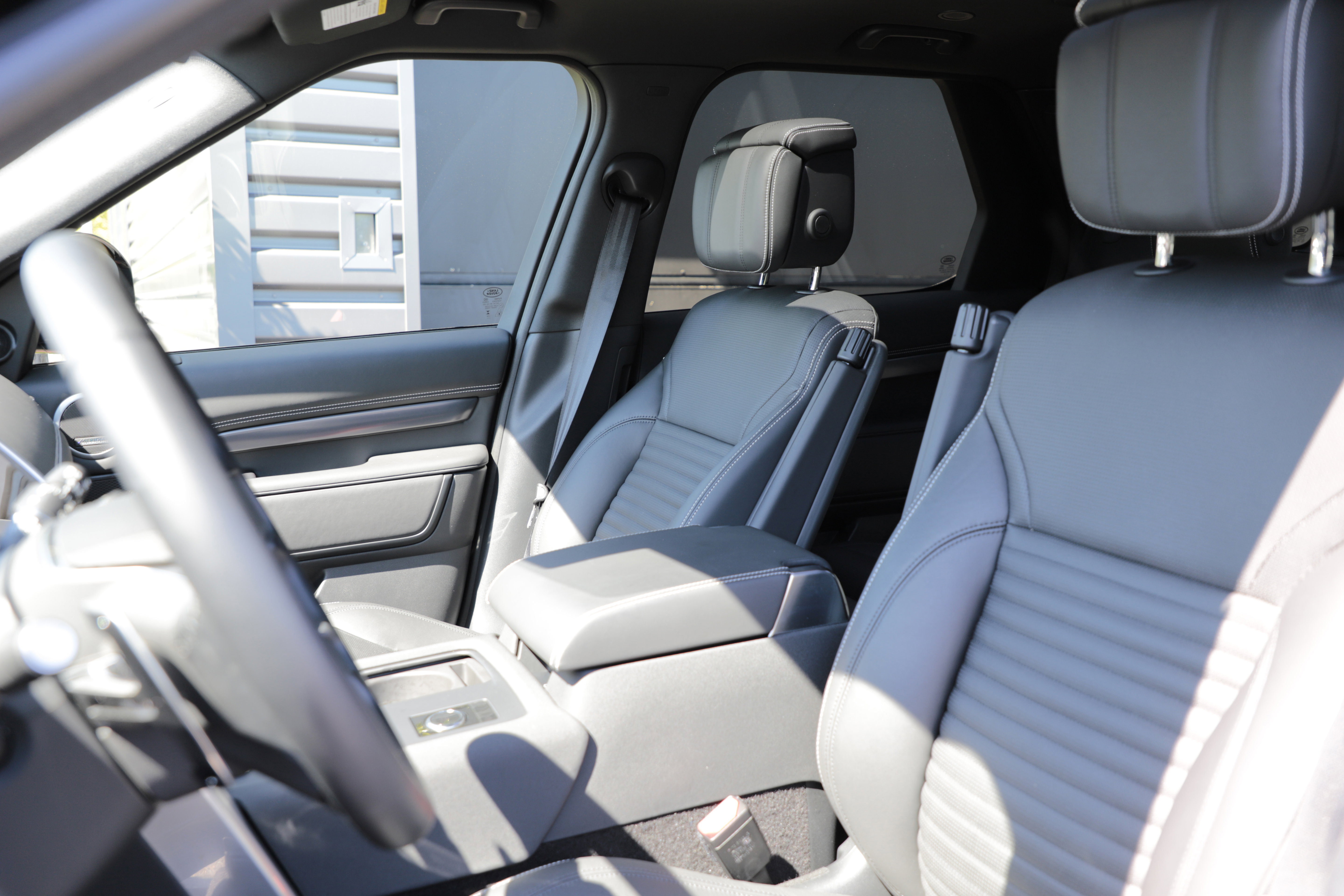 Certified 2025 Land Rover Discovery Metropolitan Edition AWD/4WD image 17