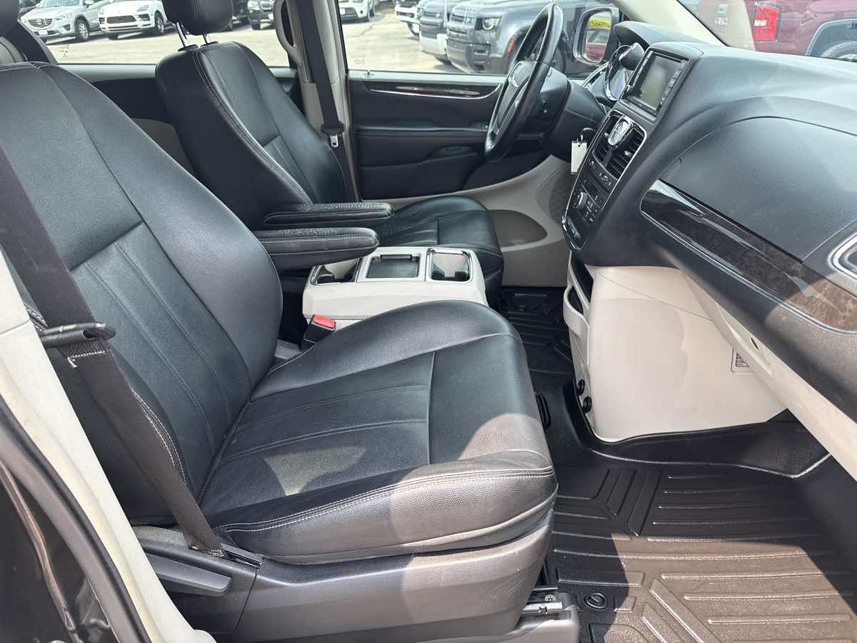 Used 2014 Chrysler Town & Country Touring FWD image 17