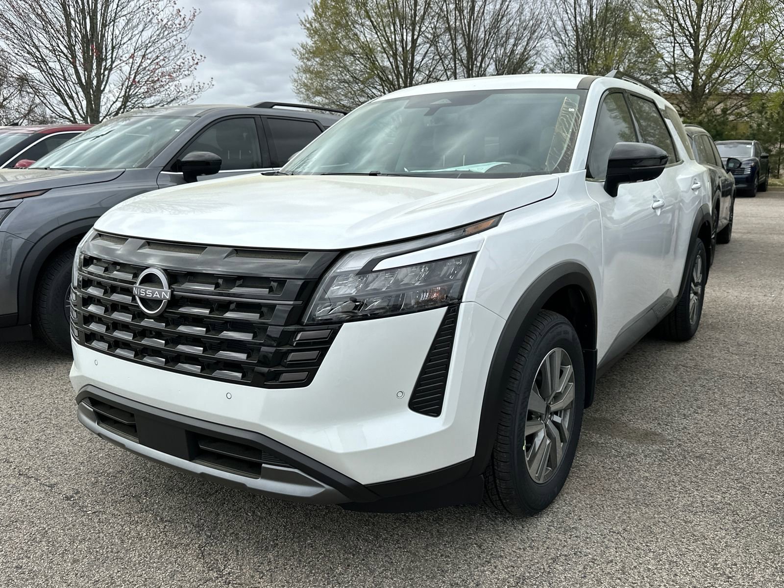 New 2026 Nissan Pathfinder SL image 1