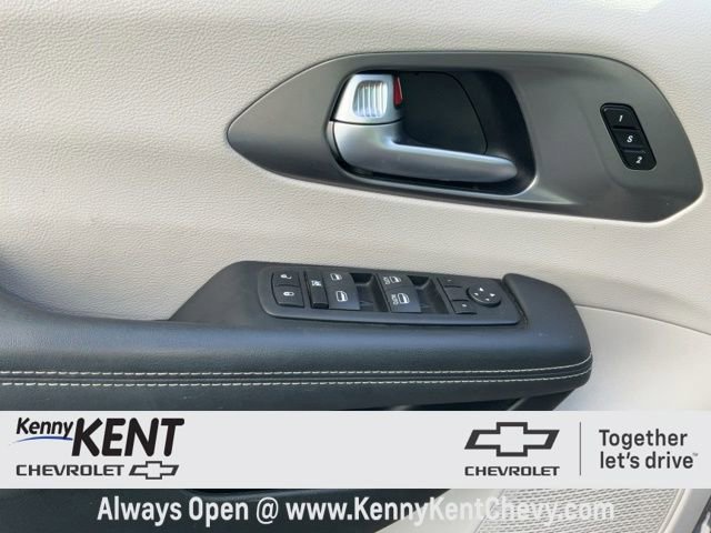 Used 2023 Chrysler Pacifica Touring-L image 25