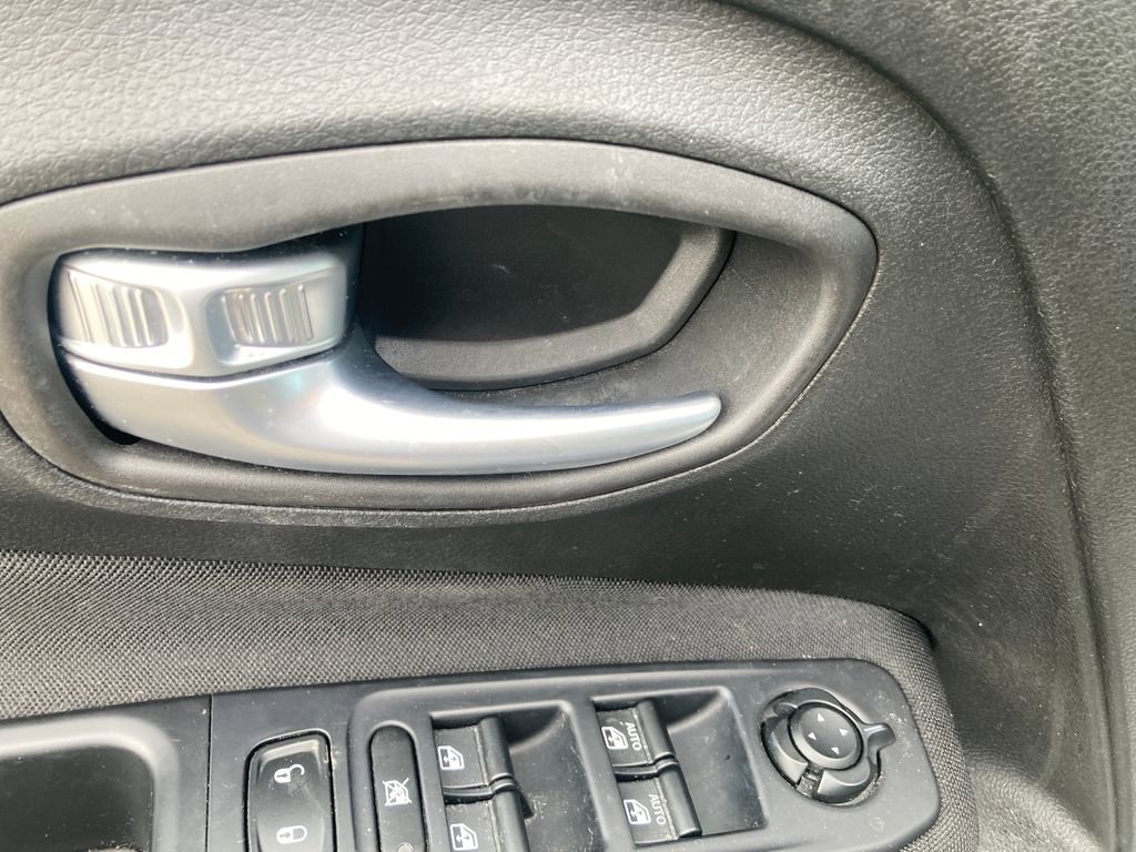 Used 2018 Jeep Renegade Latitude w/ Cold Weather Group image 14