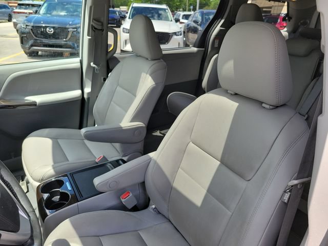 Used 2020 Toyota Sienna XLE w/ XLE Navigation Package FWD image 5
