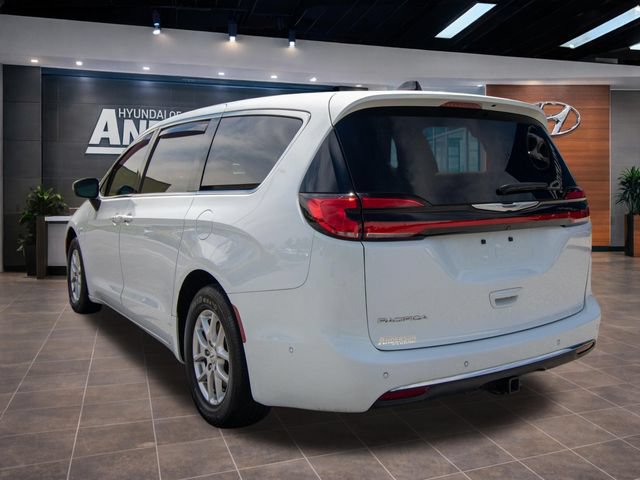 Used 2023 Chrysler Pacifica Touring-L FWD image 10