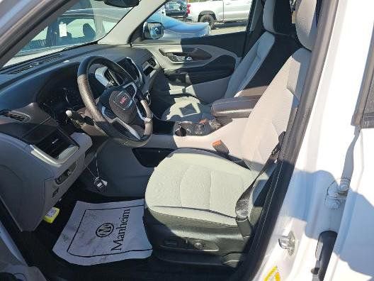 Used 2023 GMC Terrain SLE w/ Driver Convenience Package image 2