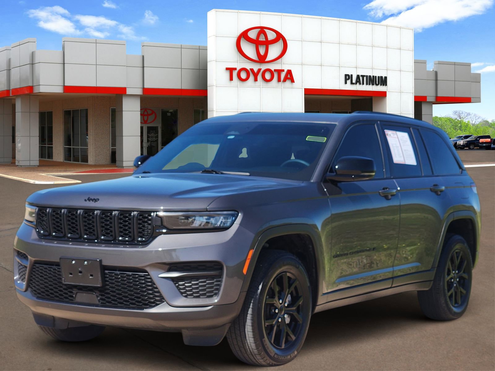 Used 2024 Jeep Grand Cherokee Altitude AWD/4WD image 2