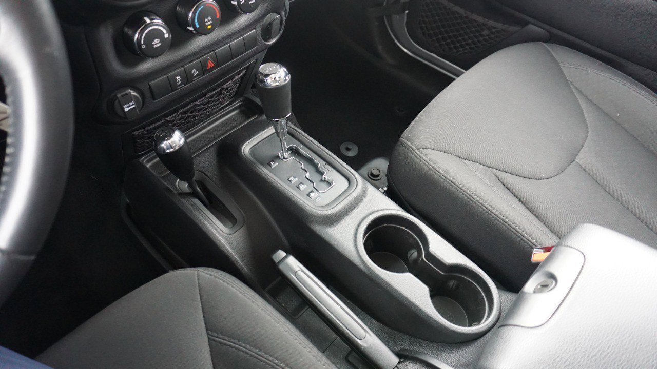 Used 2016 Jeep Wrangler Unlimited Sport w/ Connectivity Group image 18