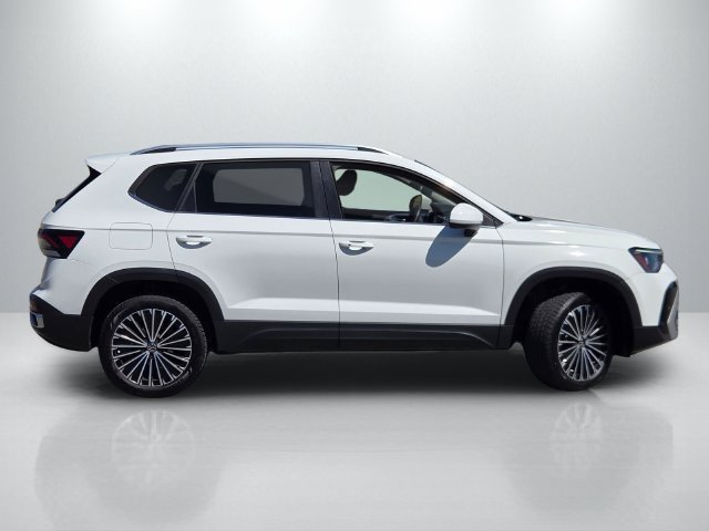 Used 2025 Volkswagen Taos SE FWD image 3