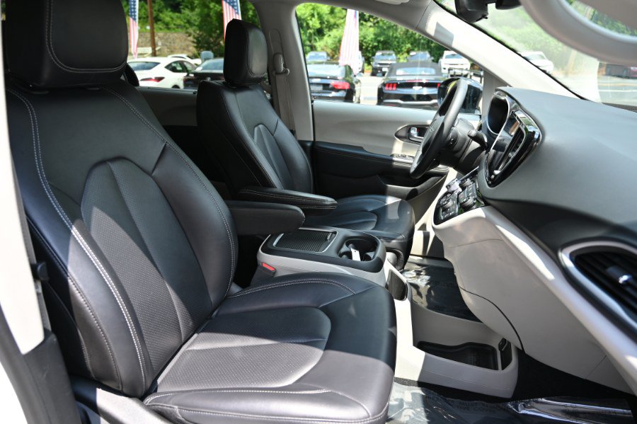Used 2024 Chrysler Pacifica Touring-L FWD image 21