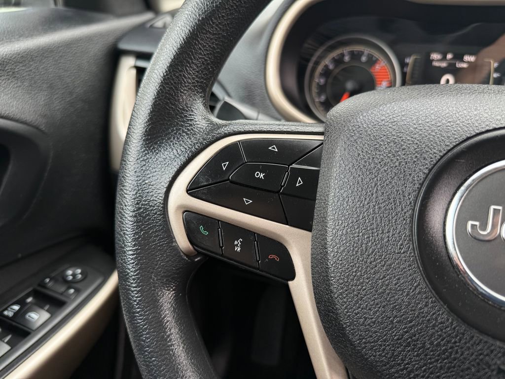 Used 2018 Jeep Cherokee Latitude AWD/4WD image 40