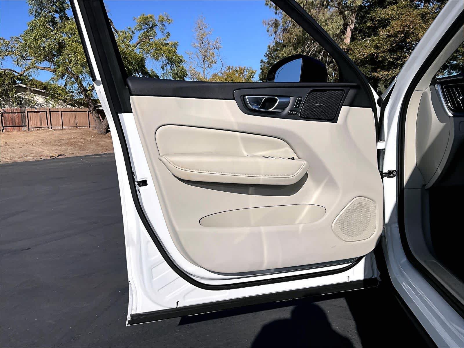 Used 2024 Volvo XC60 T8 Ultimate w/ Protection Package Premier AWD/4WD image 27
