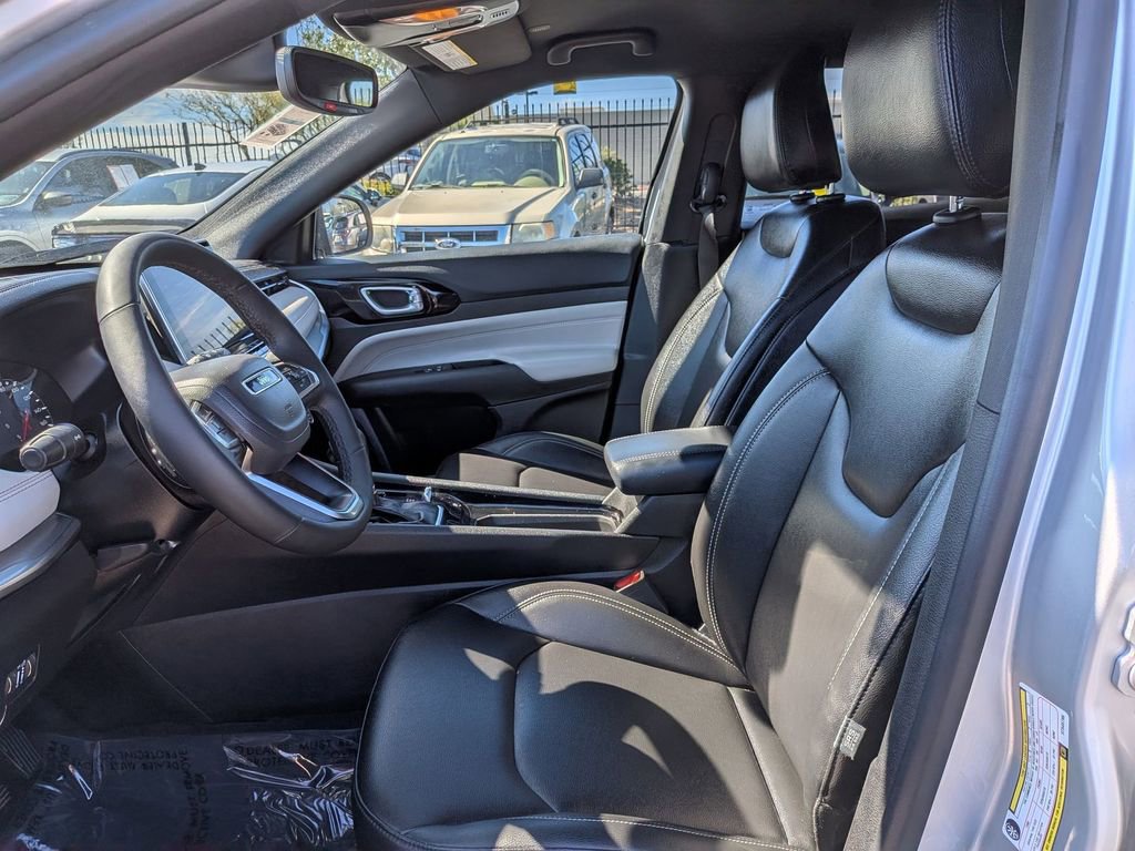 Used 2025 Jeep Compass Limited image 15