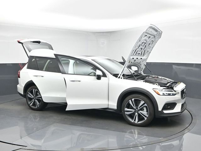 Used 2024 Volvo V60 B5 Cross Country Plus image 53