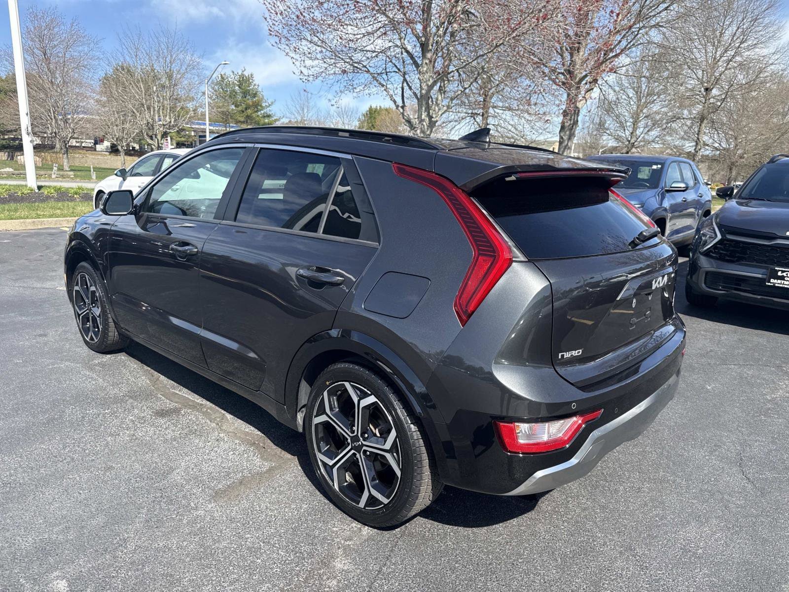 Used 2023 Kia Niro EX Touring image 3