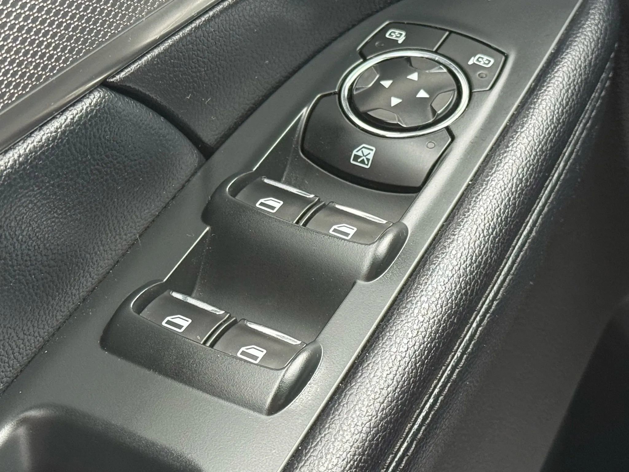 Used 2018 Ford Explorer XLT image 42